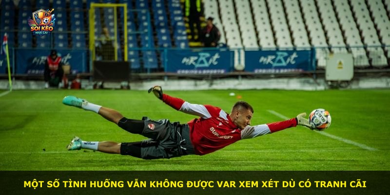 Một số tình huống vẫn không được VAR xem xét dù có tranh cãi